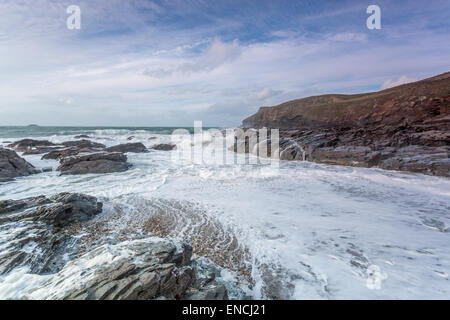 Pentireglaze haven Cornwall England uk Wellen am Strand Stockfoto