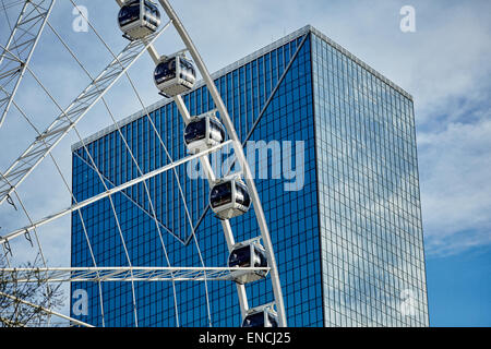 "Downtown Atlanta Georga USA Skyline mit er Riesenrad im Vordergrund Centennial Olympic Park ist ein 21-Hektar (85.000 m2) Stockfoto