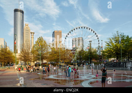 "Downtown Atlanta Georga USA Skyline mit er Riesenrad im Vordergrund Centennial Olympic Park ist ein 21-Hektar (85.000 m2) Stockfoto