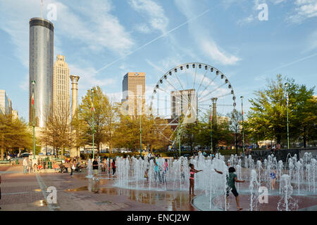 "Downtown Atlanta Georga USA Skyline mit er Riesenrad im Vordergrund Centennial Olympic Park ist ein 21-Hektar (85.000 m2) Stockfoto