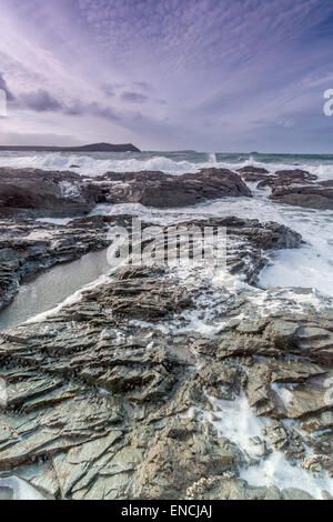 Polzeath Cornwall England uk rockt Sonnenuntergang in der Nähe von Pentireglaze Hafen Stockfoto