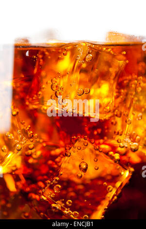 Cola mit Eis-Würfel und Luftblasen closeup Stockfoto
