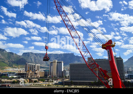 Transnet-Kran in der Port of Cape Town, Südafrika, vor Civic Centre und den Tafelberg Stockfoto