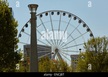 "Downtown Atlanta Georga USA Skyline mit er Riesenrad im Vordergrund Centennial Olympic Park ist ein 21-Hektar (85.000 m2) Stockfoto