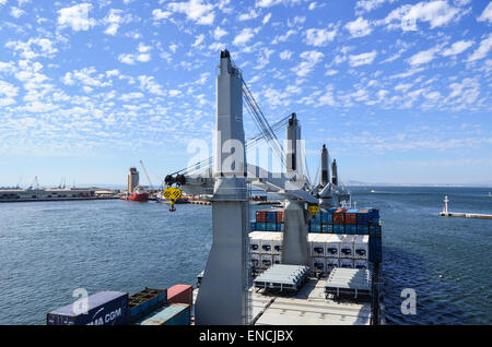 Im Inneren ein Frachtschiff im Hafen von Kapstadt, Südafrika Stockfoto