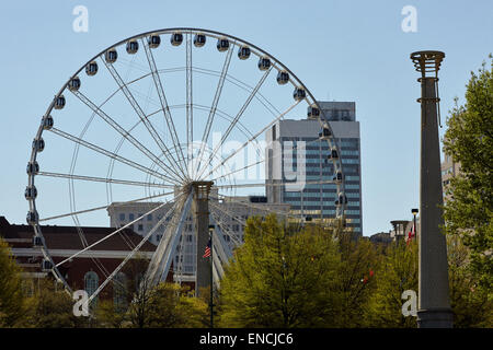 "Downtown Atlanta Georga USA Skyline mit er Riesenrad im Vordergrund Centennial Olympic Park ist ein 21-Hektar (85.000 m2) Stockfoto