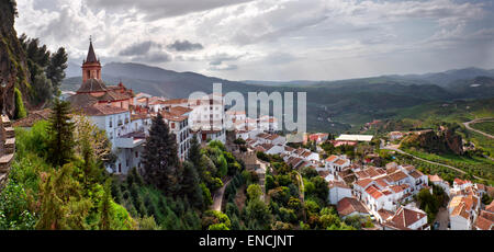 Panoramablick auf Zahara de la Sierra. Andalusien, Spanien. Stockfoto