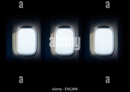 Leeren Sie drei Flugzeug-Fenster auf weiß Stockfoto