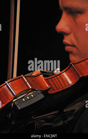 Elektronische Micorophone mit Violine spielte in Bühne verbunden Stockfoto