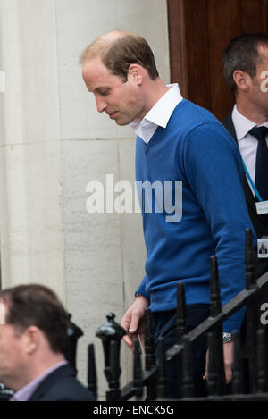 London, UK. 2. Mai 2015. Prinz William, Duke of Cambridge verlässt Str. Marys Krankenhaus Lindo Flügel nach der Geburt seiner Tochter, Prinzessin Charlotte, am Samstag, 2. Mai 2015. Bildnachweis: Heloise/Alamy Live-Nachrichten Stockfoto
