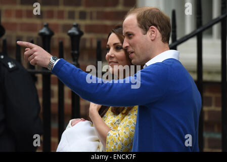 London, UK. 2. Mai 2015. The Duke of Cambridge, Prinz William und Herzogin von Cambridge hinterlassen Str. Marys Krankenhaus Lindo Flügel mit ihrer neugeborenen Tochter, Prinzessin Charlotte, Samstag, 2. Mai 2015. Bildnachweis: Heloise/Alamy Live-Nachrichten Stockfoto