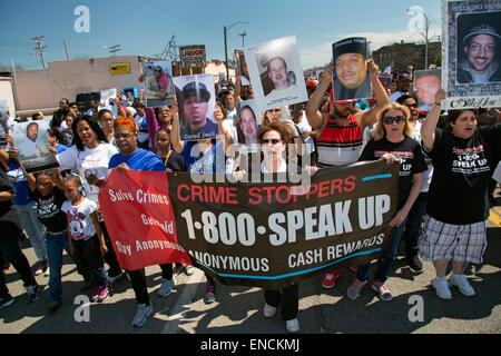 Detroit, Michigan, USA. 2. Mai 2015. Bilder von Mord Opfer halten, marschierten Hunderte gegen Waffengewalt. "Walk for Unity" fand an der Mack Avenue – die Grenze zwischen meist schwarzen Detroit und weitgehend weiß Grosse Pointe. Die Gemeinden seit Dezember 2014 Morde an zwei Mädchen zusammen gekommen: ein Schwarzes Detroit College-Student und weißen Grosse Pointe Gymnasiast. Bildnachweis: Jim West/Alamy Live-Nachrichten Stockfoto