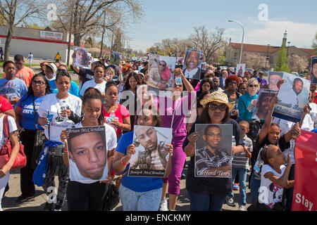 Detroit, Michigan, USA. 2. Mai 2015. Bilder von Mord Opfer halten, marschierten Hunderte gegen Waffengewalt. "Walk for Unity" fand an der Mack Avenue – die Grenze zwischen meist schwarzen Detroit und weitgehend weiß Grosse Pointe. Die Gemeinden seit Dezember 2014 Morde an zwei Mädchen zusammen gekommen: ein Schwarzes Detroit College-Student und weißen Grosse Pointe Gymnasiast. Bildnachweis: Jim West/Alamy Live-Nachrichten Stockfoto