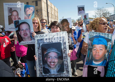 Detroit, Michigan, USA. 2. Mai 2015. Bilder von Mord Opfer halten, marschierten Hunderte gegen Waffengewalt. "Walk for Unity" fand an der Mack Avenue – die Grenze zwischen meist schwarzen Detroit und weitgehend weiß Grosse Pointe. Die Gemeinden seit Dezember 2014 Morde an zwei Mädchen zusammen gekommen: ein Schwarzes Detroit College-Student und weißen Grosse Pointe Gymnasiast. Bildnachweis: Jim West/Alamy Live-Nachrichten Stockfoto