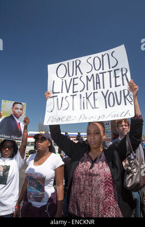 Detroit, Michigan, USA. 2. Mai 2015. Bilder von Mord Opfer halten, marschierten Hunderte gegen Waffengewalt. "Walk for Unity" fand an der Mack Avenue – die Grenze zwischen meist schwarzen Detroit und weitgehend weiß Grosse Pointe. Die Gemeinden seit Dezember 2014 Morde an zwei Mädchen zusammen gekommen: ein Schwarzes Detroit College-Student und weißen Grosse Pointe Gymnasiast. Bildnachweis: Jim West/Alamy Live-Nachrichten Stockfoto