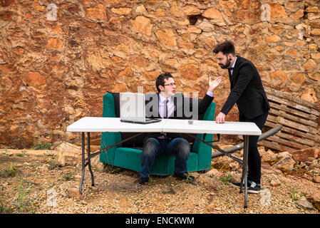 Argument, die daraus in einem Grunge-Büro, ein Geschäftskonzept Stockfoto