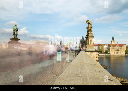 Menschen über die Karlsbrücke in Prag in einer Unschärfe durch eine lange Belichtungszeit gerendert Stockfoto