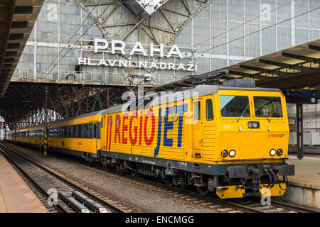 Elektrische Lokomotive der Baureihe 162, die einen Regiojet-Zug am Hauptbahnhof von Pragues fährt Stockfoto