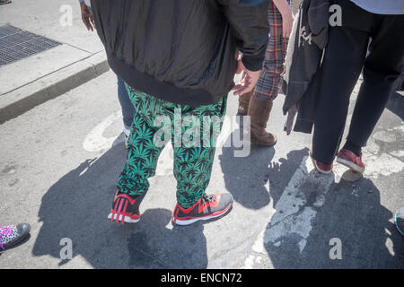 New York, USA. 2. Mai 2015. Ein Marcher trägt ihre modische Marihuana Hose während der Marihuana-Parade in New York auf Samstag, 2. Mai 2015 auf das jährliche März für Marihuana. Der Marsch enthalten eine Vielzahl von Demographie von Millennials, alten Hippies.  Die Teilnehmer an der Parade fordern die Legalisierung von Marihuana für medizinische Behandlung und Freizeitanwendungen. Bildnachweis: Richard Levine/Alamy Live-Nachrichten Stockfoto