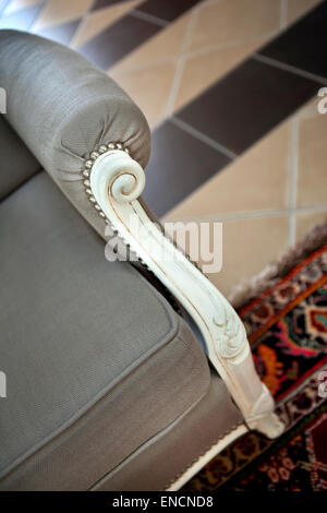 Detail von einem stilvollen Sessel im Wohnzimmer Stockfoto