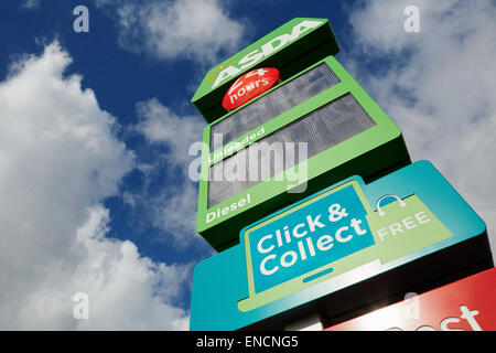 ASDA startet seine Asda-Tankstelle in Haydock mit Manager Alison McClelland. Großen Click and Collect Öffnung vor Ort bald. Stockfoto