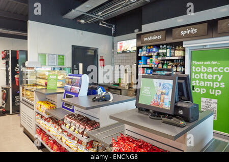 ASDA startet seine Asda-Tankstelle in Haydock mit Manager Alison McClelland. Großen Click and Collect Öffnung vor Ort bald. Stockfoto