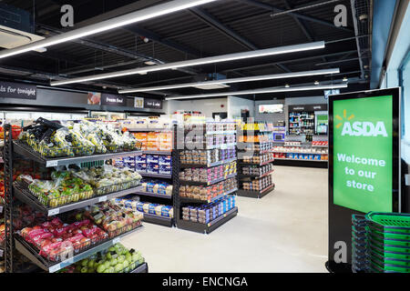 ASDA startet seine Asda-Tankstelle in Haydock mit Manager Alison McClelland. Großen Click and Collect Öffnung vor Ort bald. Stockfoto