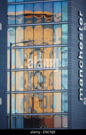 Appartementhaus Manchester Skyline reflektiert in einem Hotelfenster Stockfoto