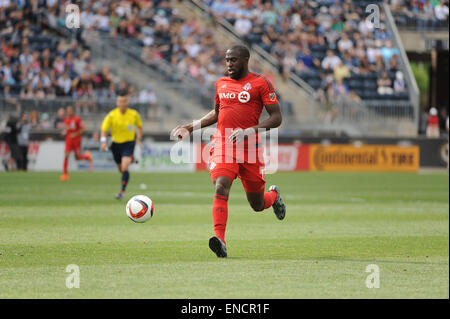 Chester, Pennsylvania, USA. 2. Mai 2015. Toronto FC vorwärts, JOZY ALTIDORE (17), schiebt den Ball auf dem Spielfeld gegen Philadelphia Union. Toronto schlagen die Union 1-0 im PPL Park in Chester Pa Credit: Ricky Fitchett/ZUMA Draht/Alamy Live News Stockfoto