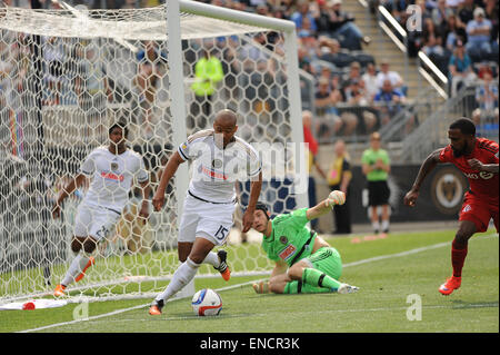 Chester, Pennsylvania, USA. 2. Mai 2015. Philadelphia Union-Spieler, ETHAN WHITE (15), kickt den Ball von der Union Ziel, Toronto FC von scoring zu halten. Toronto schlagen die Union 1-0 im PPL Park in Chester Pa Credit: Ricky Fitchett/ZUMA Draht/Alamy Live News Stockfoto