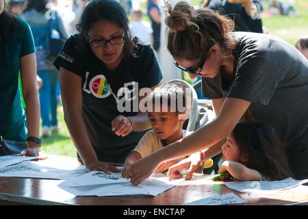 Chicago, USA. 2. Mai 2015. Kinder und ihre Mütter machen Kites auf Cricket-Hügel in Chicago, USA am 2. Mai 2015. Das jährliche Kinder und Drachen-Festival, organisiert vom Department of Cultural Affairs und besondere Ereignisse der Stadt Chicago, statt in Chicago Samstag. Der Veranstalter zur Verfügung gestellt Kite Sets für Kinder zu bauen, dekorieren und fliegen und einige andere Aktivitäten. Bildnachweis: He Xianfeng/Xinhua/Alamy Live-Nachrichten Stockfoto