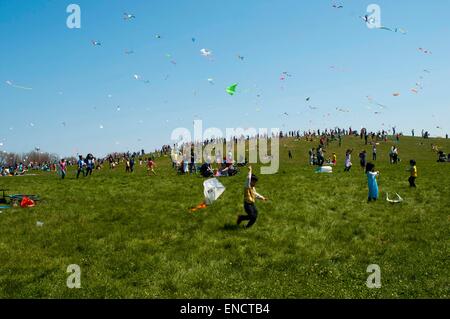 Chicago, USA. 2. Mai 2015. Kinder und ihre Eltern fliegen Drachen auf Cricket-Hügel in Chicago, USA am 2. Mai 2015. Das jährliche Kinder und Drachen-Festival, organisiert vom Department of Cultural Affairs und besondere Ereignisse der Stadt Chicago, statt in Chicago Samstag. Der Veranstalter zur Verfügung gestellt Kite Sets für Kinder zu bauen, dekorieren und fliegen und einige andere Aktivitäten. Bildnachweis: He Xianfeng/Xinhua/Alamy Live-Nachrichten Stockfoto