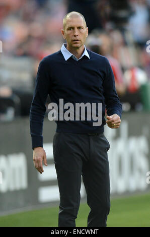 Washington, DC, USA. 2. Mai 2015. Columbus Crew SC Cheftrainer Gregg Berhalter Uhren erste Halbzeit gegen D.C. United im RFK Stadium in Washington. Vereinigte Mannschaft SC 2: 0 besiegt. Bildnachweis: Chuck Myers/ZUMA Draht/Alamy Live-Nachrichten Stockfoto