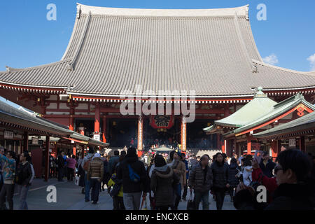 Scharen von Besuchern in den historischen Senso-Ji-Tempel im Stadtteil Asakusa der Innenstadt von Tokio, Japan. Stockfoto