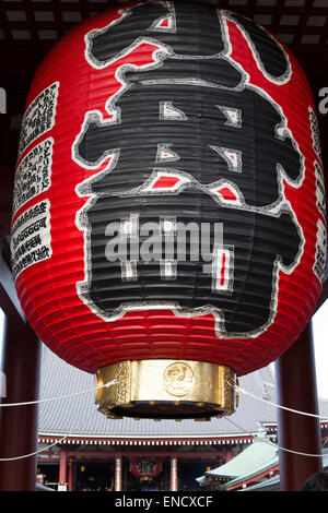 Große rote und schwarze Laterne am Eingang Senso-Ji Tempel, Tokio, Japan. Stockfoto