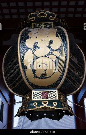 Große schwarz und Gold Laterne am Eingang Senso-Ji Tempel, Tokio, Japan. Stockfoto