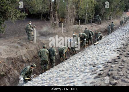 Llanquihue, Chile. 2. Mai 2015. Soldaten reinigen Asche in Ensenada, Provinz Llanquihue, Chile, am 2. Mai 2015. Die chilenische Regierung am Donnerstag erklärte den "höchste Alarmstufe" gegen den neuesten Calbuco Vulkanausbruch in der südlichen Region von Los Lagos, vorbeugende Maßnahmen um die Not zu begegnen. Bildnachweis: Julio Wright/NOTIMEX/Xinhua/Alamy Live-Nachrichten Stockfoto