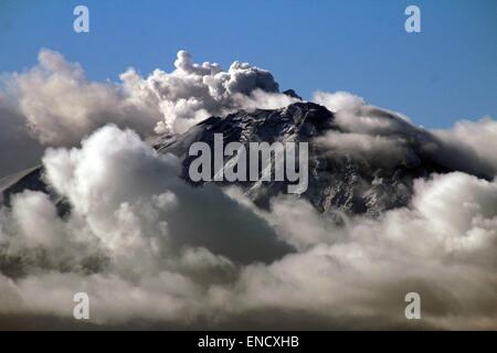 Llanquihue. 2. Mai 2015. Foto auf 2. Mai 2015 zeigt den Vulkan Calbuco in der Provinz Llanquihue, Chile. Die chilenische Regierung am Donnerstag erklärte den "höchste Alarmstufe" gegen den neuesten Calbuco Vulkanausbruch in der südlichen Region von Los Lagos, vorbeugende Maßnahmen um die Not zu begegnen. Bildnachweis: Julio Wright/NOTIMEX/Xinhua/Alamy Live-Nachrichten Stockfoto