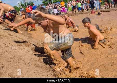 Augusta, Georgia, USA. 2. Mai 2015. Junge Kinder steigen aus einem schlammigen Wasserloch während eines Rennens bei den 2015 rot Hals Meisterschaften 2. Mai 2015 in Augusta, Georgia. Hunderte von Menschen kam einen Tag an Land Sport und Aktivitäten. Stockfoto