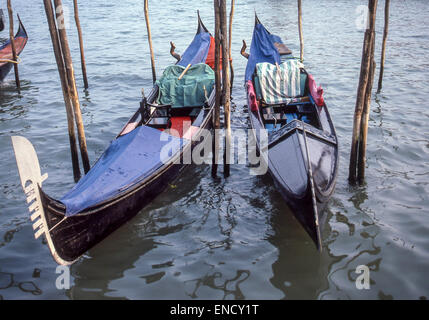 Venedig, Provinz Venedig, Italien. 1. September, 1985. Ein paar traditionelle venezianische Gondeln an ihren Polen in das Bacino San Marco (St. Marks Becken) angedockt. Venedig, ein UNESCO-Weltkulturerbe zählt zu den beliebtesten internationalen Reisezielen. © Arnold Drapkin/ZUMA Draht/Alamy Live-Nachrichten Stockfoto