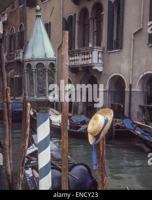 Venedig, Provinz Venedig, Italien. 1. September, 1985. Ein traditionellen venezianischen Gondolieri Stroh Hut mit einem blauen Band hängt an einem Docking-Pol. Venedig, ein UNESCO-Weltkulturerbe zählt zu den beliebtesten internationalen Reisezielen. © Arnold Drapkin/ZUMA Draht/Alamy Live-Nachrichten Stockfoto