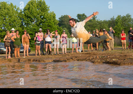 Augusta, Georgia, USA. 2. Mai 2015. Ein Konkurrent Bauch flops in einem schlammigen Wasserloch während des Tauchgangs-Wettbewerbs bei den 2015 rot Hals Meisterschaften 2. Mai 2015 in Augusta, Georgia. Hunderte von Menschen kam einen Tag an Land Sport und Aktivitäten. Stockfoto