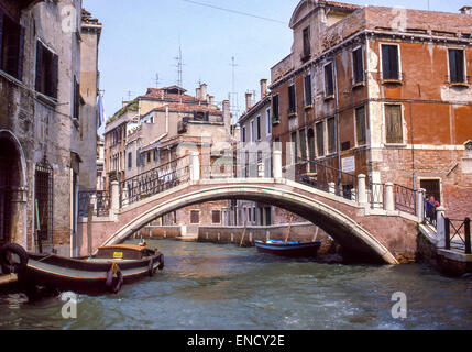 Venedig, Provinz Venedig, Italien. 1. September, 1985. Der anmutige Ponte di San Antonin (Saint-Antonin-Brücke) kreuzt über den Rio de S. Antonin (Saint-Antonin-Kanal) im Sestiere (Bezirk) von Castello. Venedig, ein UNESCO-Weltkulturerbe zählt zu den beliebtesten internationalen Reisezielen. © Arnold Drapkin/ZUMA Draht/Alamy Live-Nachrichten Stockfoto