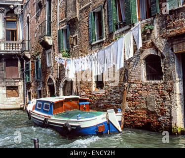 Venedig, Provinz Venedig, Italien. 1. September, 1985. Eine Wäscheleine hängt über ein Boot in einen kleinen Kanal in einem Arbeiterviertel (Sestiere) Venedigs. Ein UNESCO-Weltkulturerbe, Venedig zählt zu den beliebtesten internationalen Reisezielen. © Arnold Drapkin/ZUMA Draht/Alamy Live-Nachrichten Stockfoto