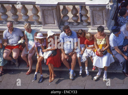 Venedig, Provinz Venedig, Italien. 1. September, 1985. Touristen Ruhe nach einem anstrengenden Sightseeing-Tag in der Piazza San Marco (Markusplatz). Venedig, ein UNESCO-Weltkulturerbe zählt zu den beliebtesten internationalen Reisezielen. © Arnold Drapkin/ZUMA Draht/Alamy Live-Nachrichten Stockfoto