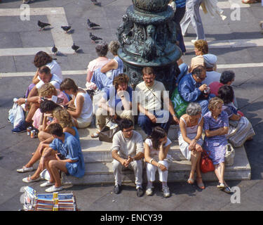 Venedig, Provinz Venedig, Italien. 1. September, 1985. Touristen Ruhe nach einem anstrengenden Sightseeing-Tag in der Piazza San Marco (Markusplatz). Venedig, ein UNESCO-Weltkulturerbe zählt zu den beliebtesten internationalen Reisezielen. © Arnold Drapkin/ZUMA Draht/Alamy Live-Nachrichten Stockfoto