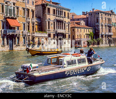 Venedig, Provinz Venedig, Italien. 1. September, 1985. Ein Polizeiboot patrouilliert in den Canal Grande, eines der wichtigsten Wasser-Verkehrsachsen in der Stadt. Venedig, ein UNESCO-Weltkulturerbe zählt zu den beliebtesten internationalen Reisezielen. © Arnold Drapkin/ZUMA Draht/Alamy Live-Nachrichten Stockfoto