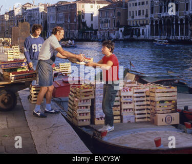 Venedig, Provinz Venedig, Italien. 1. September, 1985. Zwei Arbeiter laden ein Lastkahn mit frischen Produkten auf dem Markt am Canal Grande in Venedig. Ein UNESCO-Weltkulturerbe, Venedig zählt zu den beliebtesten internationalen Reisezielen © Arnold Drapkin/ZUMA Draht/Alamy Live News Stockfoto