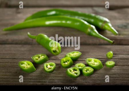 Gehackte frische grüne Chilischote On A rustikalen Holzbrett Stockfoto