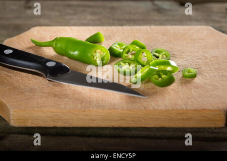 Gehackte frische grüne Chili peppers On A Holz Schneidebrett Stockfoto